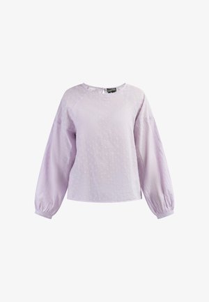 Lilla pluus pikka volanghõlmadega, valmistatud tekstuuriga kangast, millel on väiksed väljaulatuvad täpid. Ümmargune kaelus tagaküljel ava.