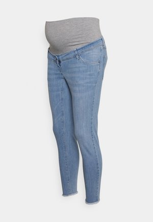 Jeans de maternidade com um tom de azul claro, apresentando um painel elástico cinza na barriga e um design slim fit. Bainha com corte bruto nos tornozelos.