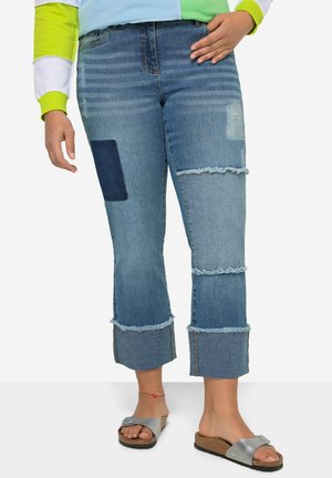 WEITES BEIN PATCHES 5-POCKET UMSCHLAGSAUM - Jeans Bootcut - light blue