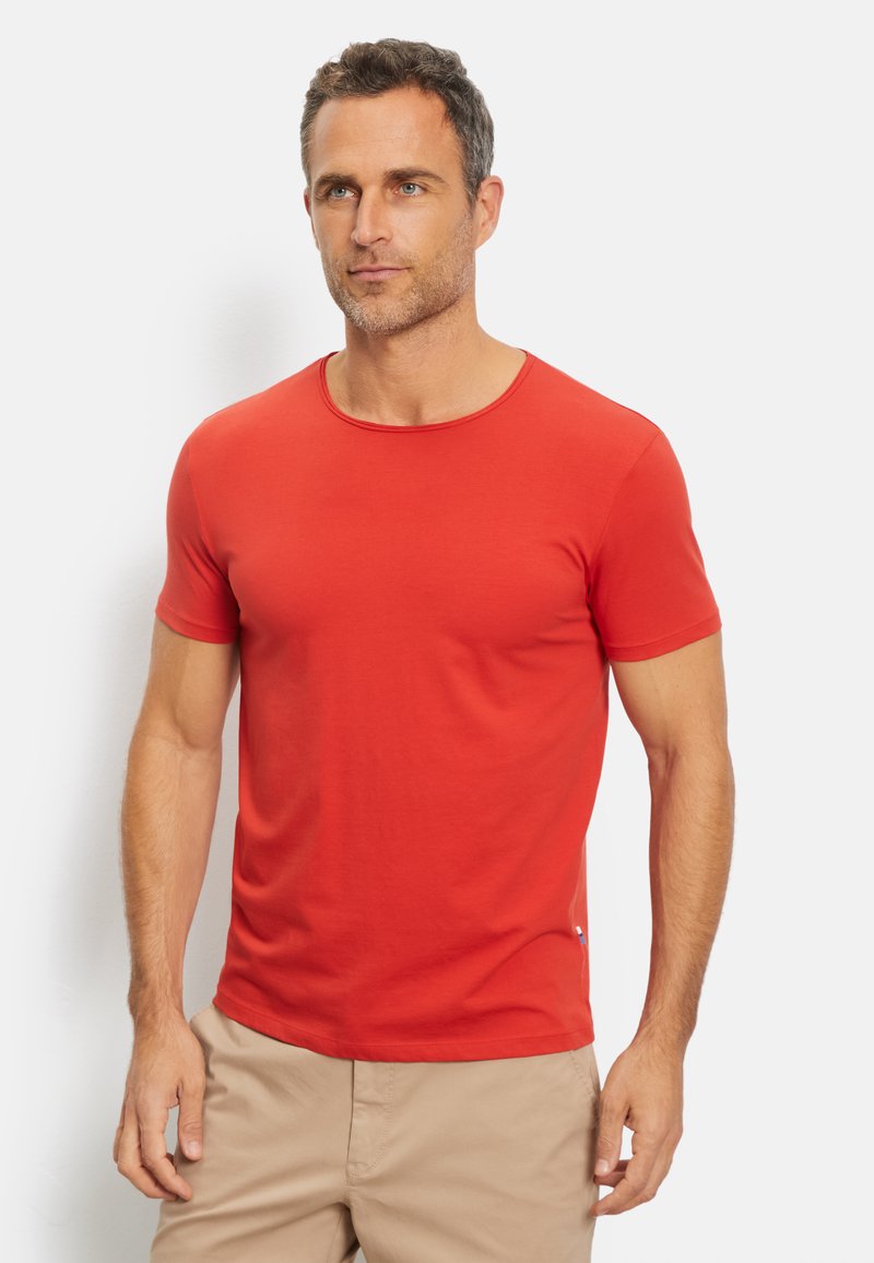 Rotes kurzärmliges T-Shirt mit Rundhalsausschnitt, aus weichem Baumwollstoff gefertigt, mit schmaler Passform und minimalen Nähedetails.