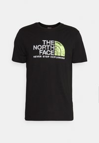 Černé tričko vyrobené z bavlny s krátkým rukávem, s bílým a zeleným potiskem: "THE NORTH FACE" a "NEVER STOP EXPLORING."