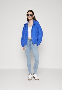 ONLY ONLMALOU JACKET - Windjack - dazzling blue