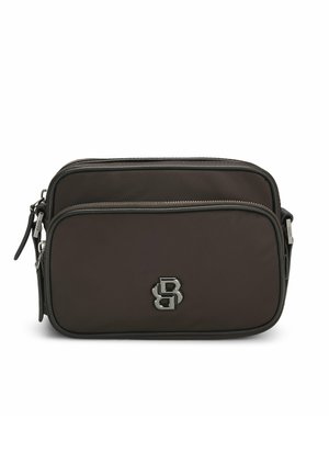 Borsa a tracolla marrone in nylon con doppi scomparti, ferrature argentate e un dettaglio con il logo. Presenta una texture liscia e chiusure con cerniera.