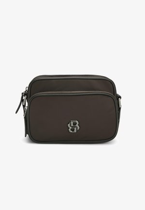 Braune Nylon-Umhängetasche mit zwei Fächern, silberner Hardware und einem Logo-Akzent. Sie verfügt über eine glatte Textur und Reißverschlussverschlüsse.