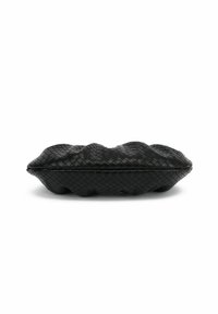 Fekete szőtt bőr clutch táska texturált, kontúros kialakítással, Zipzáras záródással és puha, kerekded sziluettel.