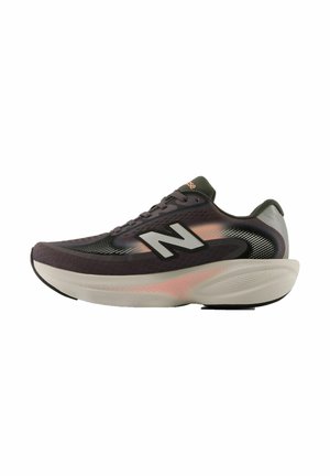 Donker meerkleurige New Balance hardloopschoen met witte gevoerde zool en merklogo aan de zijkant, tegen een witte achtergrond.