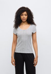 Γκρι κοντομάνικη μπλούζα με στρογγυλή λαιμόκοψη, υφασματικά κάθετα σχέδια και μικρό φιόγκο στο κέντρο μπροστά.