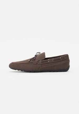 Brun slip-on herresko med tekstureret stof, dekorative snørebånd på toppen og omkring hælen samt sort gummisål.