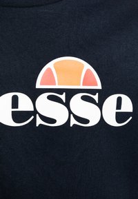 Marinefarbene Baumwoll-T-Shirt mit einem weißen stilisierten Logo "esse" und einem orange-rosa Halbkreis darüber. Weiche Textur, klassisches Rundhals-Design.