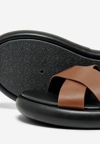 ONLY SHOES Sandales - cognac