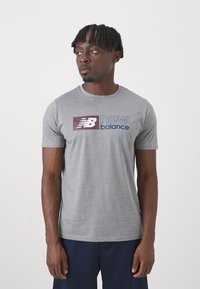 New Balance SPORT ESSENTIALS HEATHERTECH GRAPHIC  - T-shirts med print - slate grey