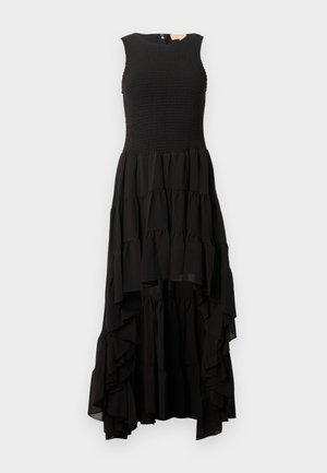 Mouwloze zwarte jurk met gerimpelde corsage en gelaagd roezelrok, met een high-low zoom en lichtgewicht, vloeiende stof.