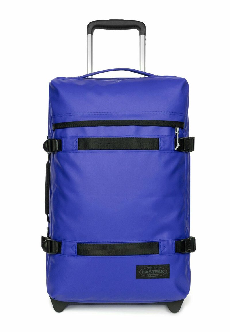 Maleta de tela azul con un mango retráctil, correas y acentos negros. Presenta un diseño robusto con ruedas de rodamiento suave.