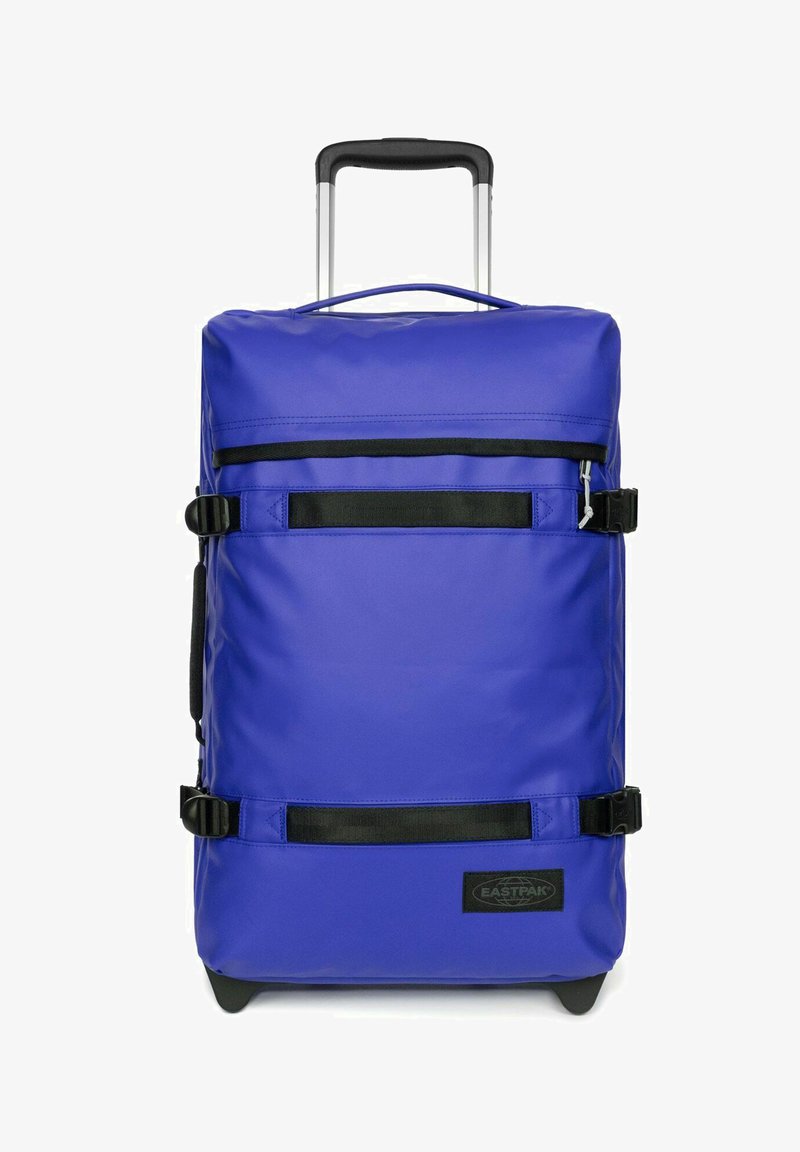 Maleta de tela azul con un mango retráctil, correas y acentos negros. Presenta un diseño robusto con ruedas de rodamiento suave.