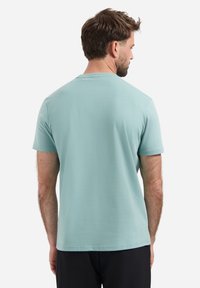 Mintgroene T-shirt met korte mouwen, gemaakt van zacht materiaal, met een ronde halslijn. Het heeft een gladde structuur en een rechte zoom.
