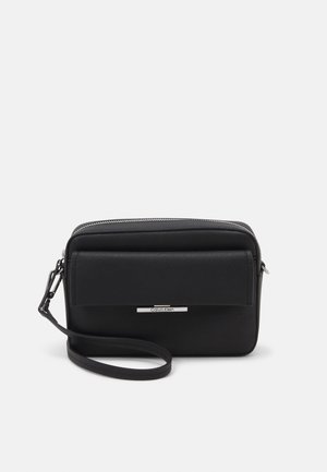 Calvin Klein LINEAR CAMERA BAG - Torba čez telo - black