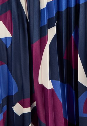 Tessuto plissettato con un audace motivo geometrico caratterizzato da tonalità di blu scuro, mogano e blu chiaro su uno sfondo crema. Texture liscia.