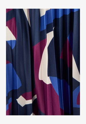 Tela plizada con un atrevido patrón geométrico que presenta tonos de azul oscuro, marrón burdeos y azul claro sobre un fondo crema. Textura suave.