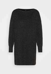 Tmavě šedé pletené šaty s dlouhým rukávem, volného střihu a širokým výstřihem, opřené o jednoduché bílé pozadí.