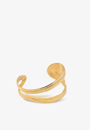 Guldarmband med en vågig, lager-på-lager design. Slät, polerad yta med tunna, parallella band som skapar ett flytande utseende.