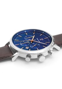 Montre chronographe en argent avec un cadran bleu, des accents en or rose, trois sous-cadrans et un bracelet en cuir marron. Comprend un affichage de la date et des boutons sur le côté.