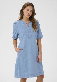 Culture berteline arpa jeansklaenning light blue wash cu221c0on k12 — klänning med fickor från Zalando