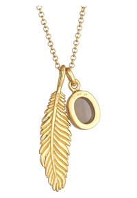 Guldvedhæng halskæde med en detaljeret fjer charm og en oval grå sten, hængende fra en delikat guld kæde.