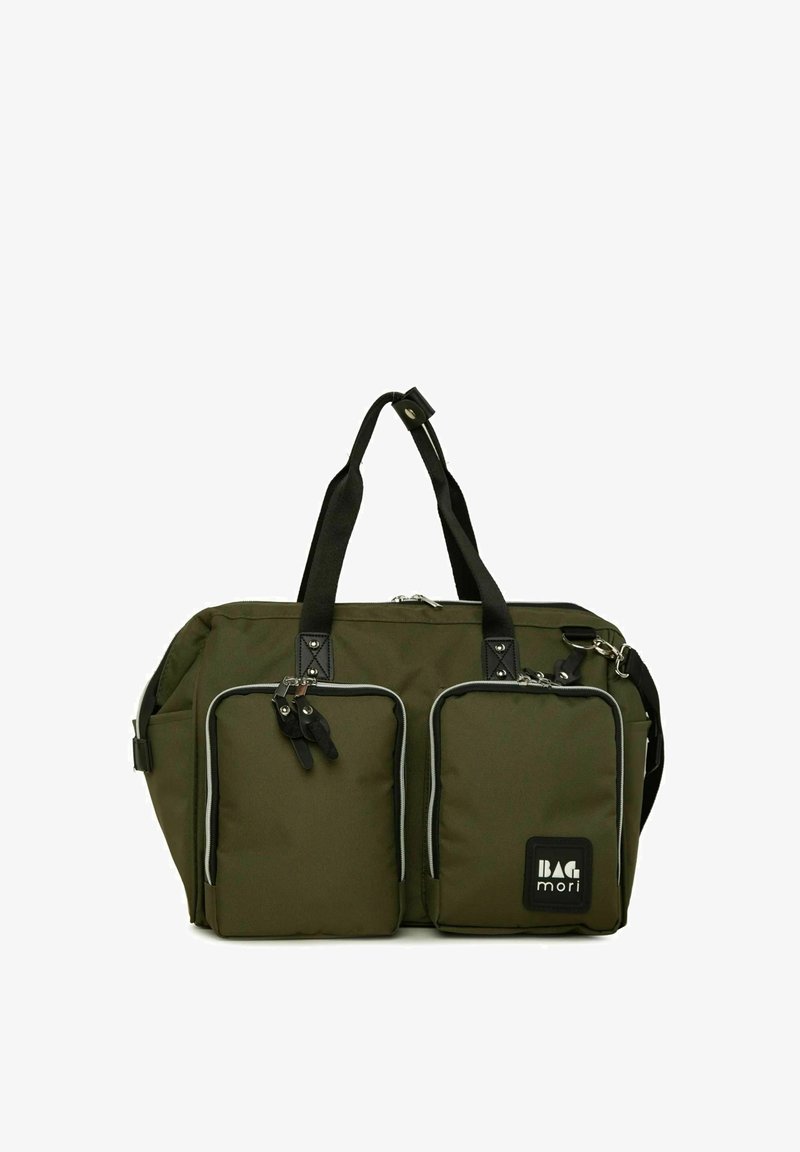 Olivovo zelená taška typu duffel vyrobená z odolnej tkaniny. Obsahuje dve predné vrecká na zips, čierne akcenty a dvojité rúčky pre jednoduché prenášanie.