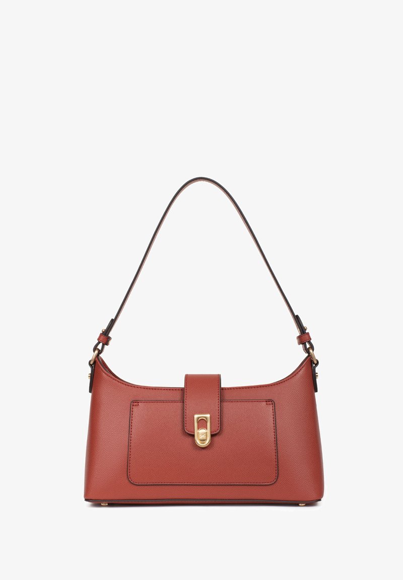 Borsa a mano in pelle marrone con una maniglia curva singola, chiusura a patta anteriore con dettagli in oro e una tasca a toppa rettangolare.