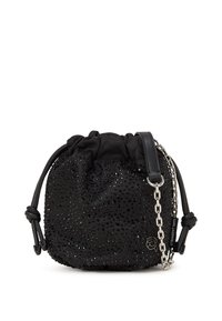 Sac à dos noir à cordon, avec une surface texturée, ornée de petits strass. Présente une chaîne pour l'épaule et des accents en cuir.