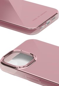 Coque de téléphone rose avec une finition brillante, bords arrondis, découpes pour les boutons et la caméra, et logo en relief "IDEAL OF SWEDEN."