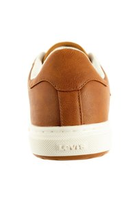 Bruna lädersneakers med en vit gummisula, med en texturerad bakpanel och subtila sömnadsdetaljer. Logotyp präglad på hälen.