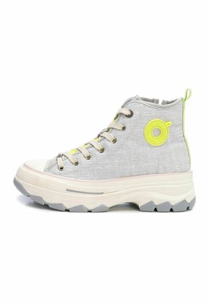 Zapatilla alta en tela gris claro con un patrón texturizado. Presenta detalles en verde lima, cordones beige y una suela gruesa blanca con una banda de rodadura gris.
