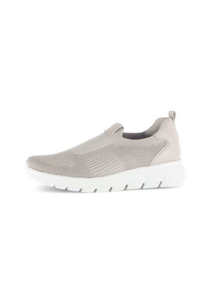 Slip-On-Sneaker mit einem hellbeige gestrickten Obermaterial mit strukturierten Mustern und einer gepolsterten weißen Gummisohle. Weicher Stoff-Zuglasche an der Ferse.