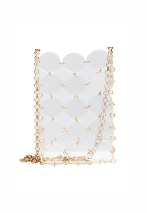 Transparente Handtasche aus Kunststoff mit runden Paneelen, goldenen Kettenakzenten und strukturierter Form. Verfügt über ein Detail aus goldfarbener Hardware und eine strukturierte Oberfläche.