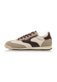 Zapatillas de ante y malla beige con acentos de piel burdeos, cordones planos y suela de goma texturizada. Etiqueta del logo visible en el lateral.