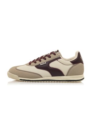 Beige Wildleder- und Mesh-Sneaker mit kastanienbraunen Lederelementen, flachen Schnürsenkeln und einer strukturierten Gummisohle. Seitliches Markenlabel sichtbar.