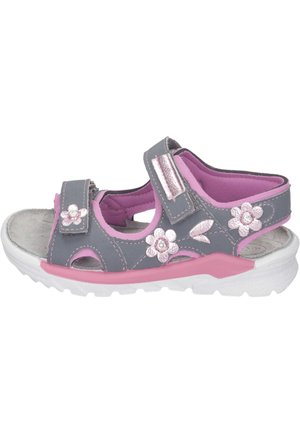 Grijze sandaal met roze accenten, bloemige versieringen, twee verstelbare klittenbandsluitingen en een gestructureerde witte zool. Open teen ontwerp met uitsparingen.