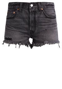 Shorts in denim nero con orlo sfilacciato, dettagli strappati e design a cinque tasche. Presentano cuciture arancioni e una chiusura frontale con bottone metallico.