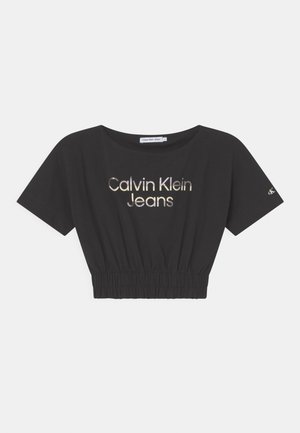 Czarny krótki top z krótkim rękawem, elastyczną talią i metalicznym logo "Calvin Klein Jeans" z przodu oraz małym logo "ck" na rękawie.