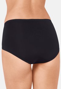 Sort bikinitrusser med høj talje lavet af glat stof. Har et enkelt design med en ren finish og elastisk taljebånd.