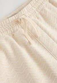 Next REGULAR FIT - DRAWSTRING WAIST ZIG-ZAG PATTERN - Short - ecru