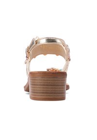 Sandal in metallo dorato con tacco impilato marrone medio, cinturino regolabile e decorazioni in gemme sul tacco. Soletta testurizzata.