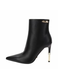 Stivale ankle nero con punta a punta e tacco a stiletto, caratterizzato da un accento dorato e dal logo "4US" vicino al bordo superiore.