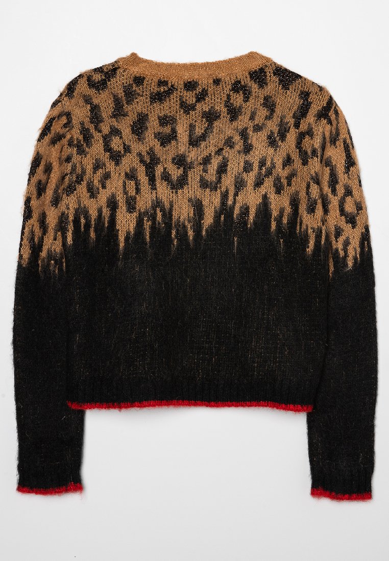 Maglione cropped con un design a macchie di leopardo marrone e nero, texture soffice e bordo rosso all'orlo e ai polsini. Vista posteriore mostrata.