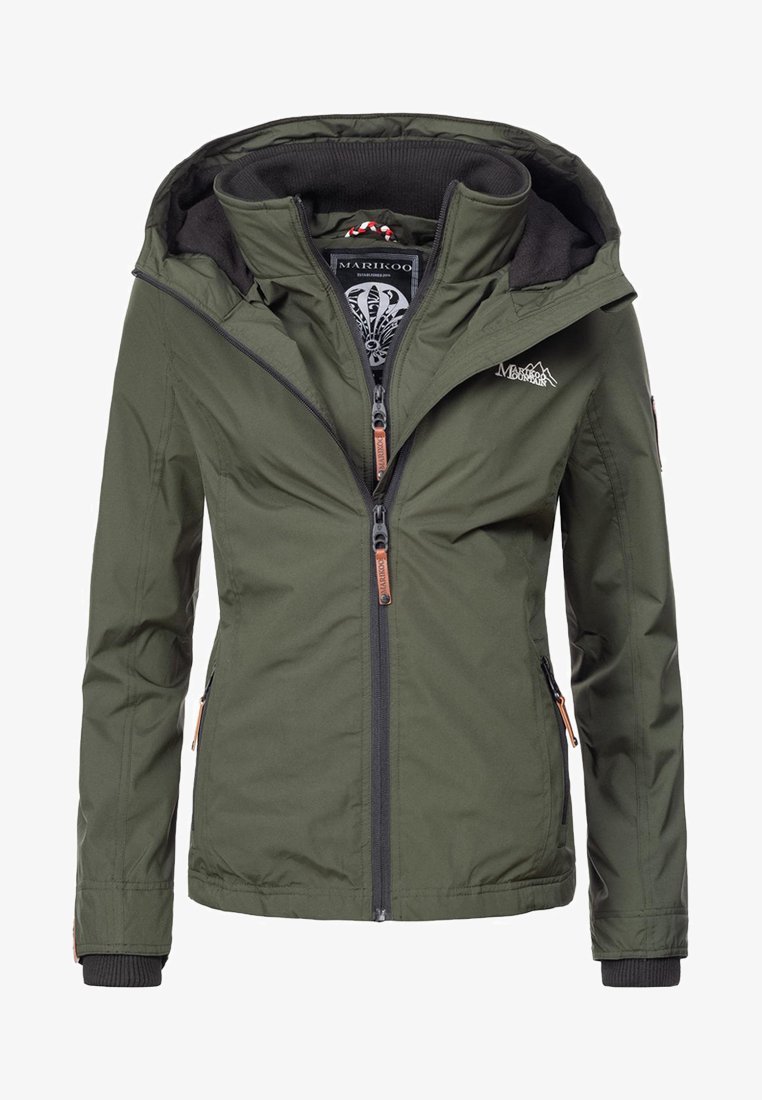 Žalias orui atsparus švarkas su kapišonu, zipų priekyje, dviem šoninėm kišenėm ir kontrastinga juoda pamušalu. Yra išsiuvinėtas logotipas ant krūtinės.