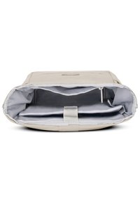 Sacoche d'ordinateur portable beige avec un extérieur doux, fermeture éclair et intérieur gris. Contient des compartiments pour un appareil et des accessoires.