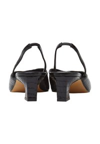Scarpe slingback in pelle nera con texture a stampa cocodrillo, dotate di un tacco basso e design aperto sul retro, adatte per diverse occasioni.