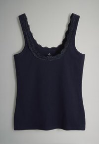 Námornícky modrý tielko s rebrovanou textúrou a čipkovou bordúrou pozdĺž výstrihu a okrajov na ramenách. Jednoduchý dizajn, bez vzorov alebo ďalších ozdôb.