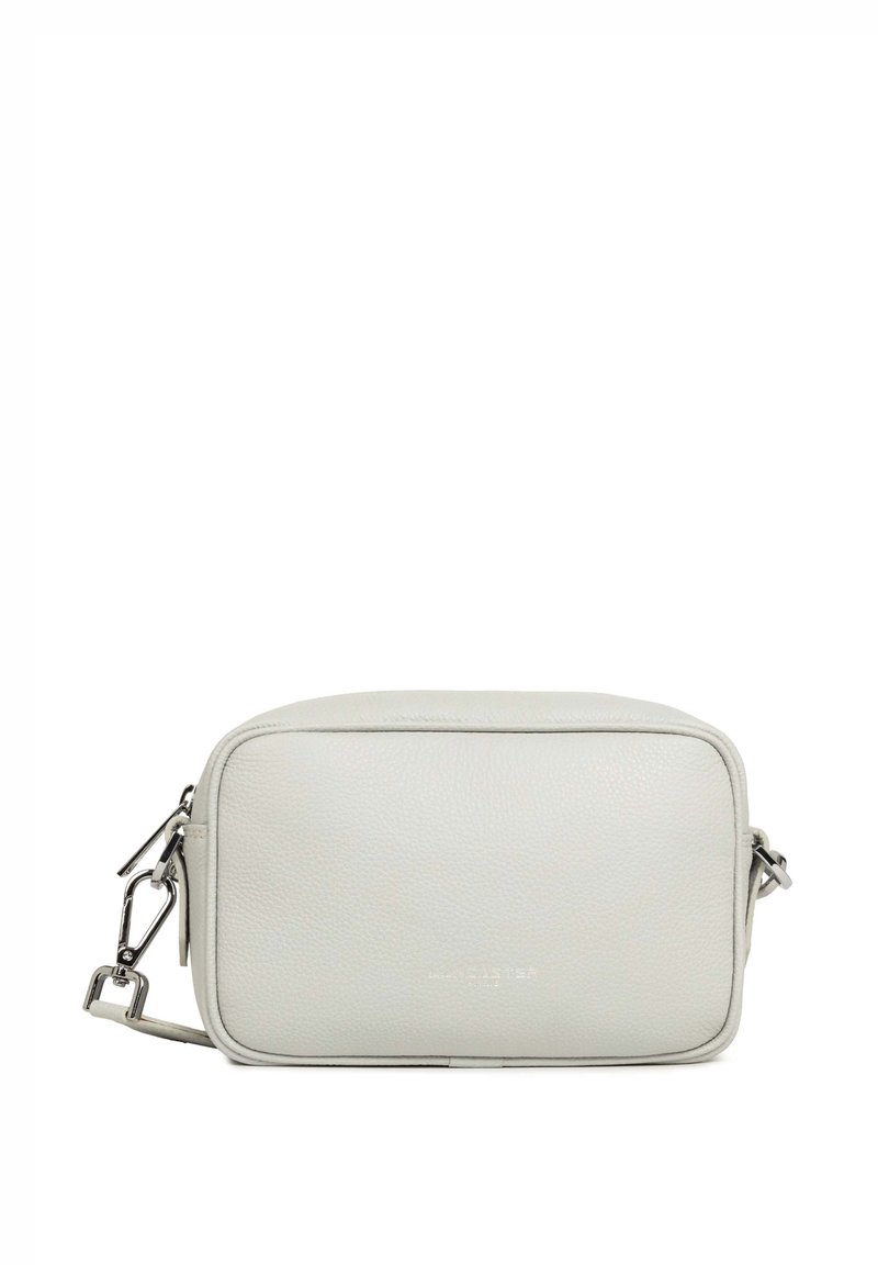 Borsa a tracolla in pelle di colore grigio chiaro con forma rettangolare. Presenta una cerniera in tonalità argento, una tracolla regolabile e un logo embossed discreto.